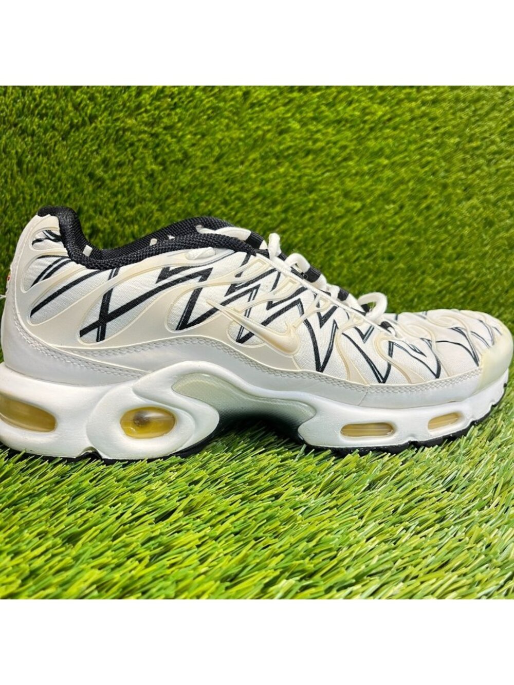 Nike Air Max Plus TN Mens Size 8 White Black Athletic Running Shoes Sneakers